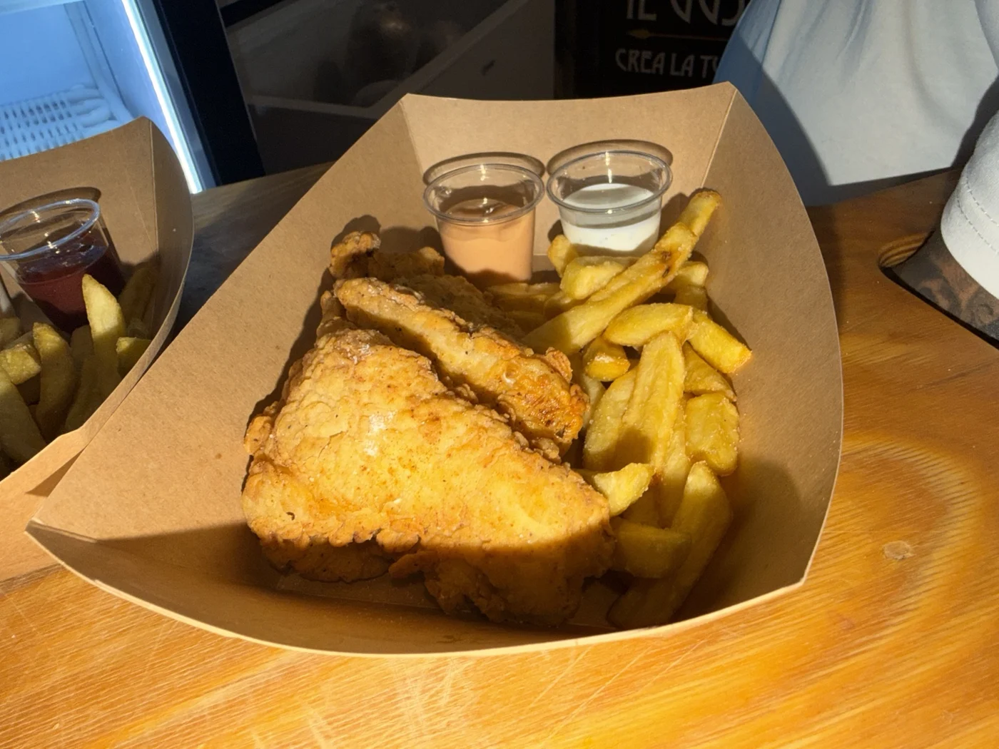 Pollo croccante, patatine e salse