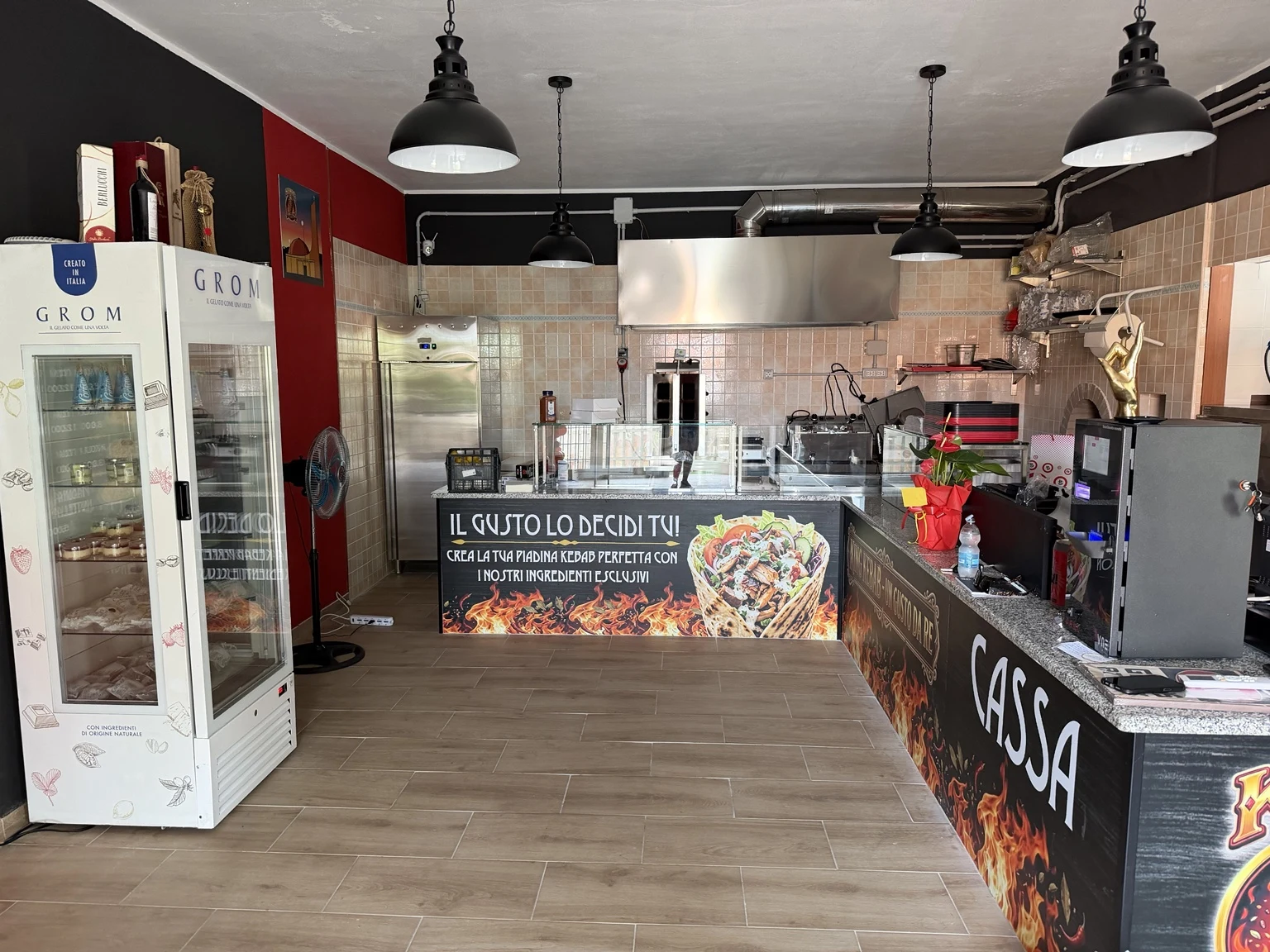 Il bancone di King Kebab Li Punti, con arredi neri e rossi